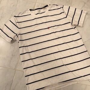 Levi’s men’s short sleeve T-shirt. Red tab. EUC!